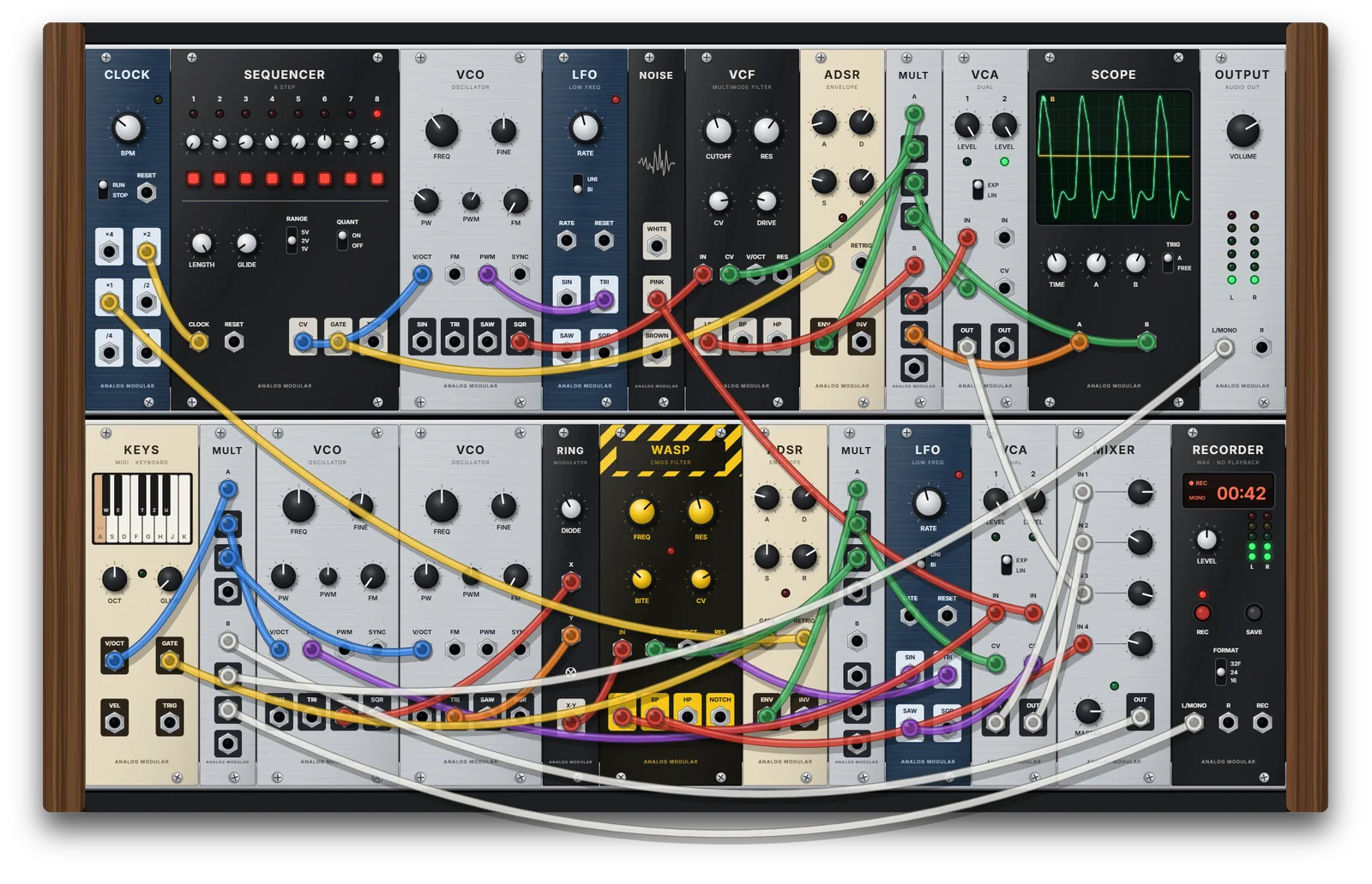 Voll verkabeltes Eurorack mit 22 Modulen in zwei Reihen – Oszillatoren, Filter, Hüllkurven, Sequencer und Oszilloskop